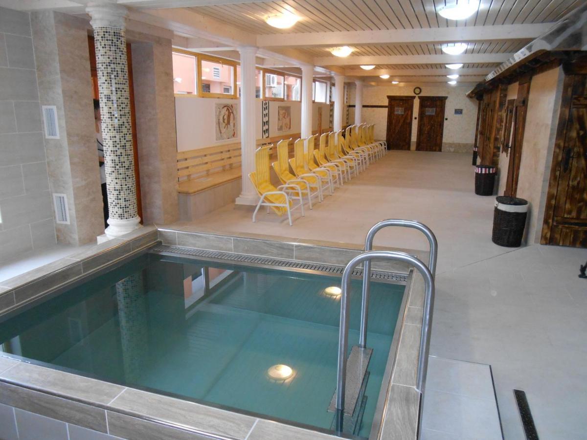 Komárom Thermal Apartmanhaz מראה חיצוני תמונה