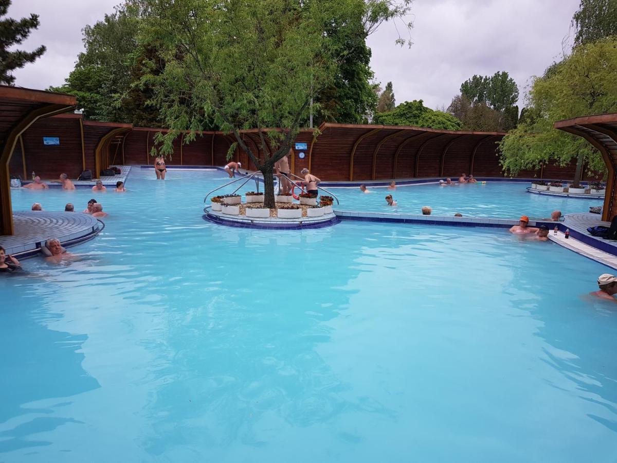 Komárom Thermal Apartmanhaz מראה חיצוני תמונה